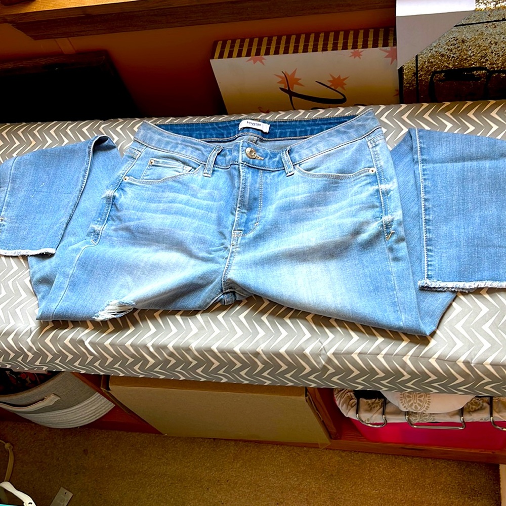 Distressed Mid-Rise Cut Off Jeans By Kensie Jeans 8/29 STRETCHY NWOT - Picture 2 of 14